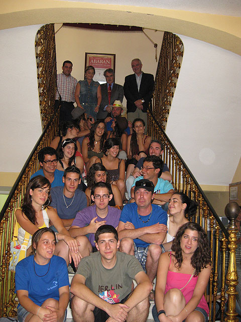 La directora del Instituto de la Juventud de la Región de Murcia, Verónica López, el alcalde del Ayuntamiento de Abarán, Antonio Eugenio Gómez y el presidente territorial de Caja Mediterráneo, Ángel Martínez, con los jóvenes del campo de trabajo social y cultural de Abarán, Foto 1