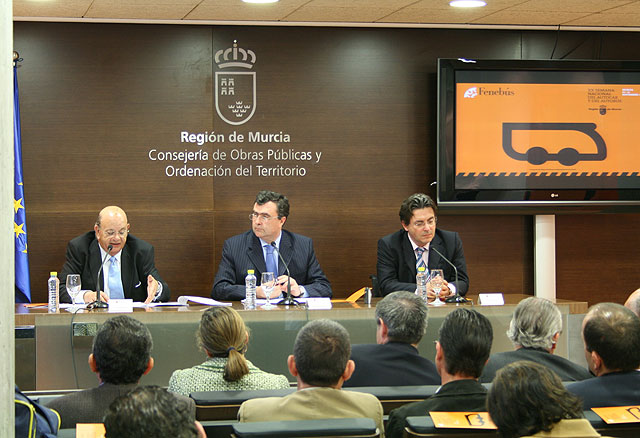 El consejero de Obras Públicas, José Ballesta Germán, junto a los presidentes de Fenebús Murcia, José Luis Sánchez, y Fenebús España, Alfonso Javier Caravaca de Coca, Foto 1