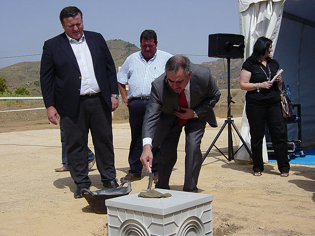 González Tovar y el alcalde de La Unión ponen la primera piedra de 2 pabellones polideportivos y de las obras del nuevo museo etnológico - 1, Foto 1