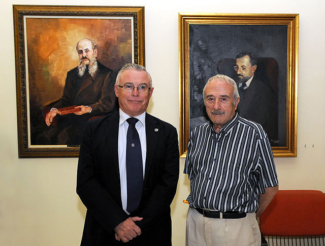 el rector José Antonio Cobacho(i) y el pintor José María Falgas(d), Foto 1