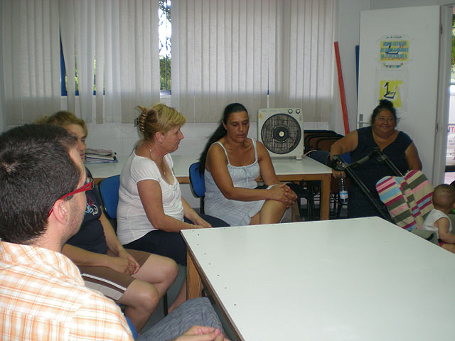 Técnicos municipales de la concejalía de Bienestar Social se reúnen con los vecinos de las viviendas sociales del Parral, Foto 1
