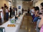 Casi cuarenta personas asisten al curso de la Universidad del Mar sobre ‘Conocer el vino a través del arte’