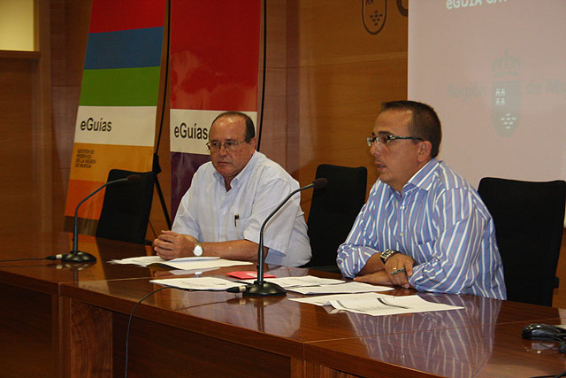 El director general de Planificación, Evaluación y Control Ambiental, Francisco Espejo (1d), presentó hoy la 'Guía para centros autorizados de tratamiento de vehículos al final de su vida útil', junto con el responsable del proyecto, José Fernando Chicano, Foto 1