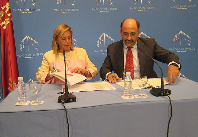 La consejera de Presidencia y Administraciones Públicas, María Pedro Reverte, y el decano del Colegio de Abogados de Murcia, Francisco Martínez-Escribano, en la firma del convenio para la asistencia jurídica a reclusos, Foto 1