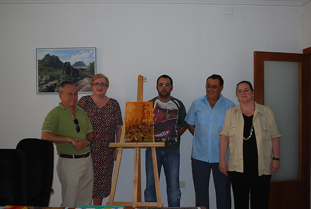 El jurado posa con la obra ganadora, Foto 1