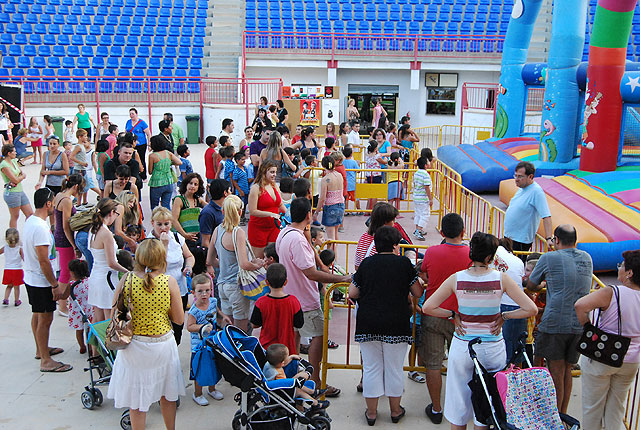 Numerosos niños y niñas se divierten con las actividades infantiles e hinchables - 1, Foto 1
