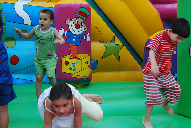 Numerosos niños y niñas se divierten con las actividades infantiles e hinchables - 2, Foto 2