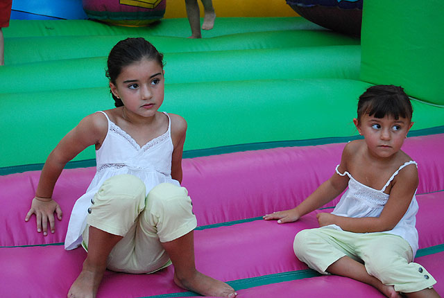 Numerosos niños y niñas se divierten con las actividades infantiles e hinchables - 3, Foto 3