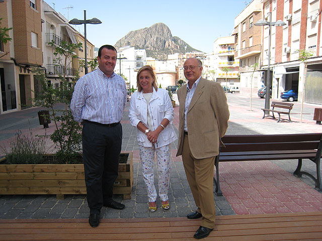 La consejera de Presidencia y Administraciones Públicas, María Pedro Reverte, junto al alcalde de Cieza, Antonio Tamayo (derecha) y el director general de Administración Local, Javier Iniesta (izquierda), Foto 1