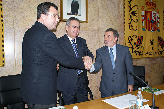 Adif y la Región de Murcia firman un convenio de colaboración para la supresión de 28 pasos a nivel, Foto 1
