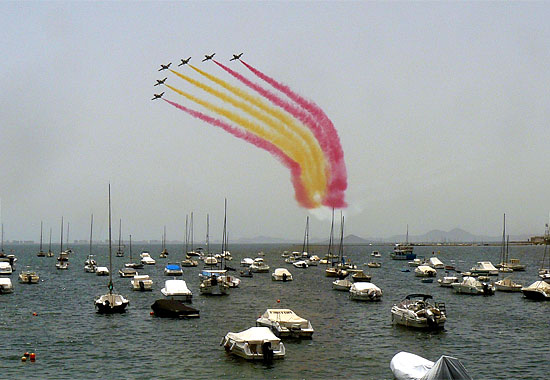La patrulla Águila ofrece una espectacular exhibición aérea sobre las playas de Santiago de la Ribera - 1, Foto 1