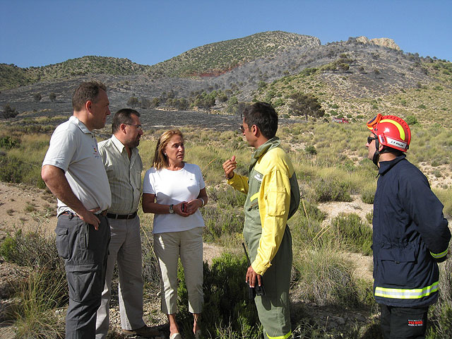 La consejera de Presidencia y Administraciones Públicas, María Pedro Reverte, acompañada por el director general de Emergencias, Luis Gestoso, y el director general de Patrimonio Natural y Biodiversidad, Pablo Fernández, coordina con uno de los técnicos los trabajos de extinción del incendio declarado hoy en la Sierra de Mojantes en el término municipal de Caravaca de la Cruz, Foto 1