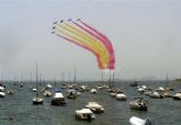 La patrulla Águila ofrece una espectacular exhibición aérea sobre las playas de Santiago de la Ribera