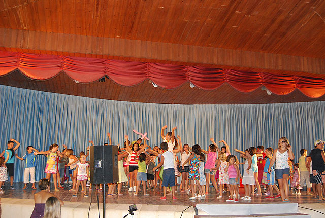Los más pequeños pudieron disfrutar de la Tarde de Fiesta con talleres de baile, maquillaje, globoflexia y  espectáculos infantiles - 1, Foto 1
