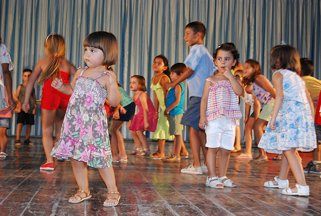 Los más pequeños pudieron disfrutar de la Tarde de Fiesta con talleres de baile, maquillaje, globoflexia y  espectáculos infantiles - 2, Foto 2