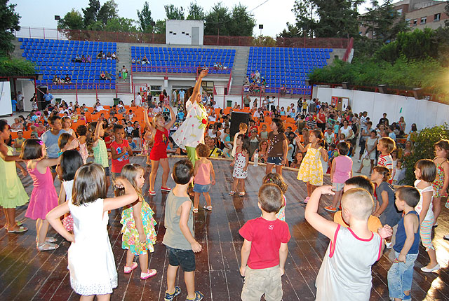 Los más pequeños pudieron disfrutar de la Tarde de Fiesta con talleres de baile, maquillaje, globoflexia y  espectáculos infantiles - 3, Foto 3