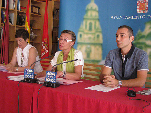 La Jefa del Servicio de Mayores, María del Carmen Martínez; la Concejal de Bienestar Social, María del Carmen Pelegrín; y el responsable del programa de Gerontogimnasia, Antonio Cejudo, Foto 1