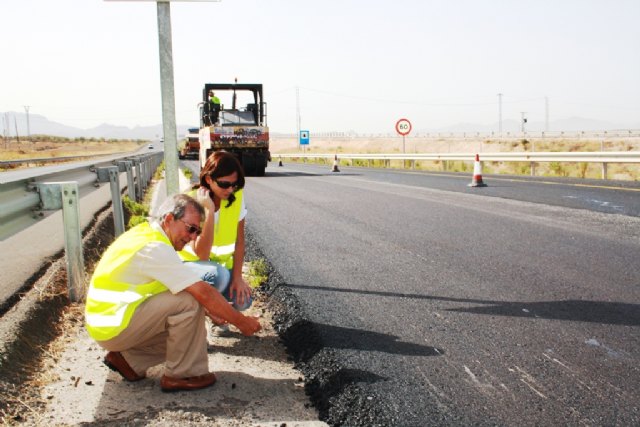 En la imagen, el director general de Carreteras, durante su visita al asfaltado de la calzada de la antigua RM-603 en la autovía RM-23, que une las autovías de Alhama-Campo de Cartagena y Totana-Mazarrón, Foto 1