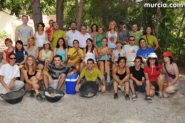 Integrantes del campo de trabajo de Las Alquerías (Sierra Espuña) acompañados de autoridades regionales y locales, Foto 1
