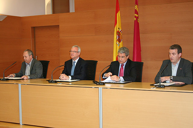 El presidente de la Comunidad Autónoma de Murcia, Ramón Luis Valcárcel, presentó el pasado 4 de mayo, junto a representantes empresariales y sindicales, la ayuda de 420 euros del Gobierno regional a parados sin prestaciones, Foto 1