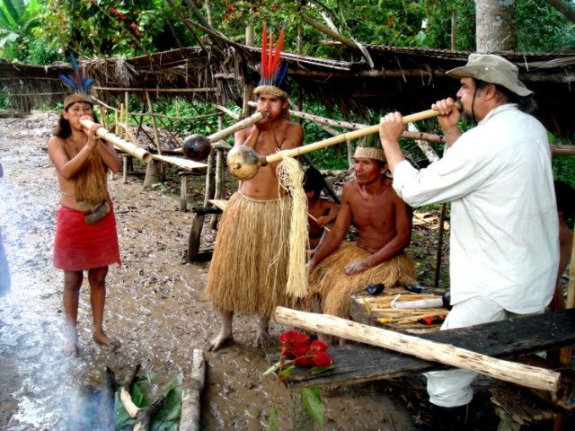 Blanco Fadol junto a los indígenas de la etnia amazónica Yagua en 2008. Fadol recuperó dos instrumentos pertenecientes a esta etnia que cayeron en desuso y que conservaba en su colección, Foto 1