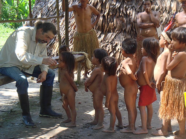 Fadol hace un tratamiento para curar a los niños del Amazonas de los parásitos, razón de sus abultados vientres., Foto 2