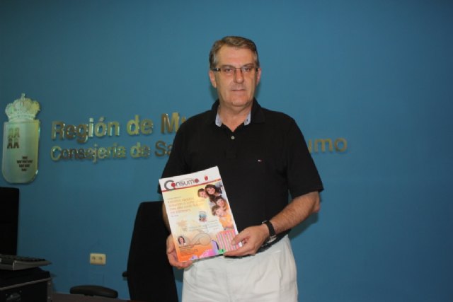 El director general de Atención al Ciudadano, Drogodependencias y Consumo, Juan Manuel Ruiz Ros, muestra el primer ejemplar de la nueva revista 'Consumo'., Foto 1