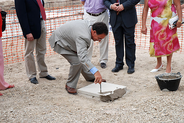 Bascuñana colocó la primera piedra del nuevo centro de Asprodes, Foto 1