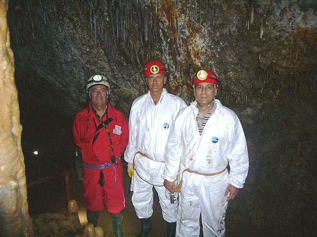 El director general de Promoción Turística, Ángel Campos (en el centro), acompañado por los responsables de la Cueva , Foto 1