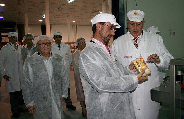 Salvador Marín visita las empresas caravaqueñas Postres Reina y Aljema - 1, Foto 1