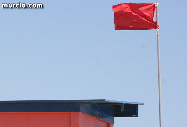 Muere un hombre ahogado mientras se bañaba en una playa de La Manga con bandera roja - 1, Foto 1
