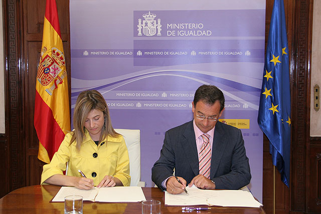 La ministra de Igualdad y el consejero de Política Social, Mujer e Inmigración de Murcia condenan el crimen machista de Cartagena - 2, Foto 2