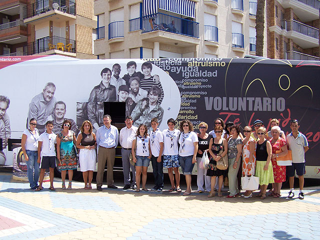 El alcalde de Águilas y el director general de Inmigración y Voluntariado visitaron hoy el Autobús del Voluntariado - 1, Foto 1
