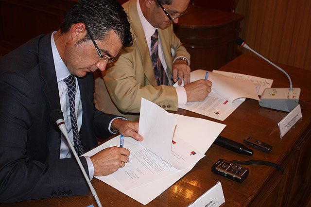 El Ayuntamiento va a adquirir un vehículo adaptado para el transporte de personas discapacitadas a raíz de la firma de un convenio con Cajamurcia - 1, Foto 1