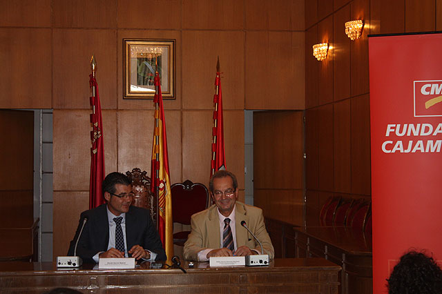 El Ayuntamiento va a adquirir un vehículo adaptado para el transporte de personas discapacitadas a raíz de la firma de un convenio con Cajamurcia - 2, Foto 2