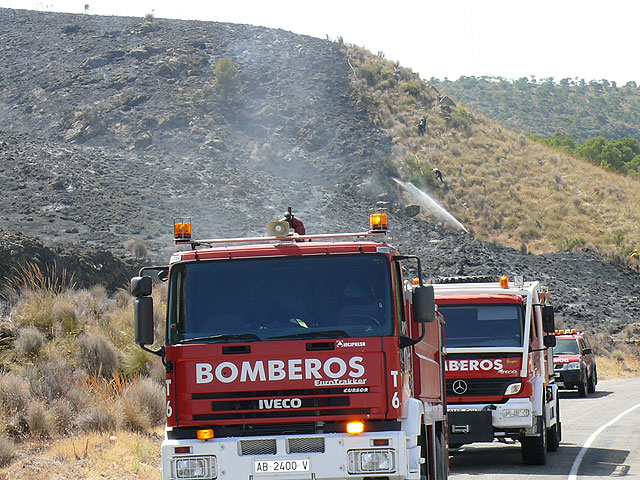 Alrededor de 60 efectivos logran controlar un incendio producido en el paraje de la Celia en el que han ardido cerca de dos hectáreas de monte bajo - 1, Foto 1