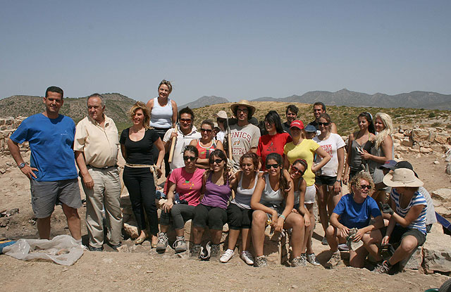 Una veintena de jóvenes de distintas nacionalidades estudia los restos del castillo romano de Archivel - 1, Foto 1