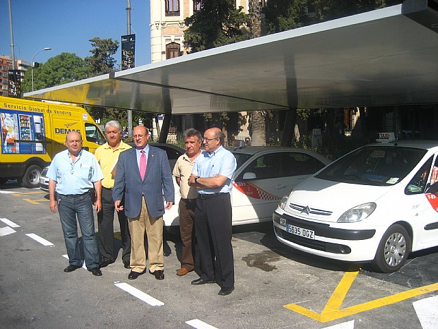 Las nuevas marquesinas de taxis mejoran el servicio y la imagen de las paradas - 1, Foto 1