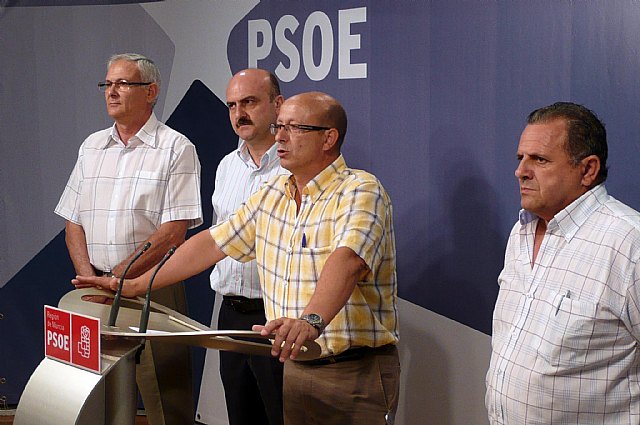 De izquierda a derecha, Joaquín Gómez, vicesecretario general del PSOE de Archena; Juan Pedro López, portavoz del Grupo Municipal Socialista; Atilano Guillén, concejal responsable de Economía, y Francisco Alcolea, concejal, durante la rueda de prensa, Foto 1