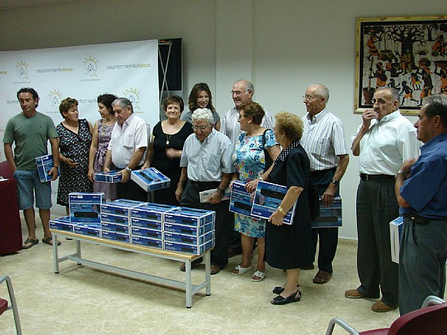 El Ayuntamiento de Lorca hace entrega de 25 sintonizadores para poder ver la TDT en los locales sociales, de mayores y mujeres de las pedanías altas - 1, Foto 1