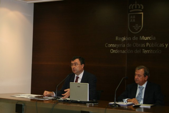 El consejero de Obras Públicas y Ordenación del Territorio, José Ballesta, en el marco de la ‘Operación salida agosto 2009’, presenta el Plan de Seguridad Vial 2009-2010., Foto 1