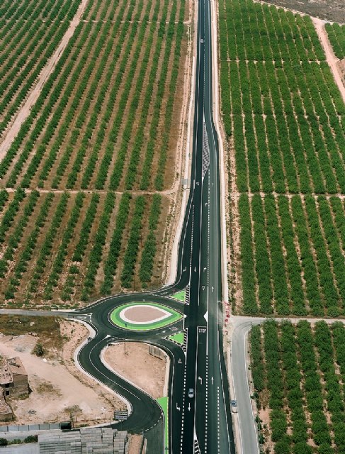 En la imagen, una de las actuaciones de seguridad vial ejecutadas en 2009, en la carretera RM-423, en Cobatillas, Foto 2