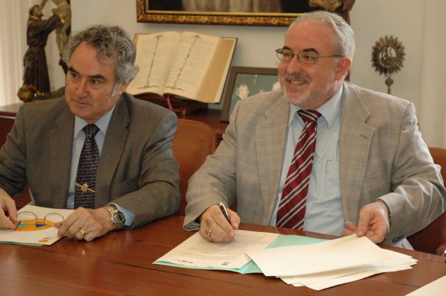 En la imagen, de derecha a izquierda, el presidente de la UCAM, José Luis Mendoza, junto al Presidente Territorial de la CAM, Ángel Martínez, durante la firma del convenio, Foto 1