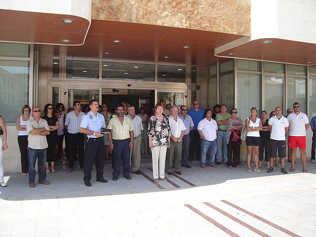 Corporación, funcionarios y vecinos guardan un minuto de silencio frente al Ayuntamiento como repulsa al atentado de ETA - 1, Foto 1