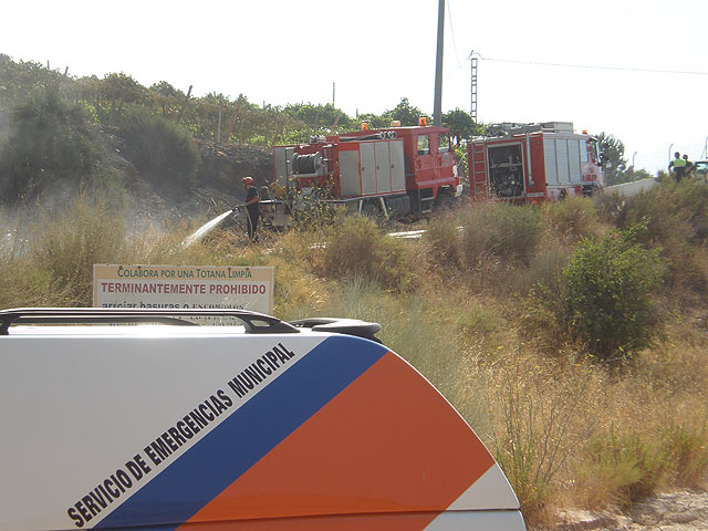 Efectivos de bomberos de Alhama-Totana, en colaboracin con Proteccin Civil, sofocan en menos de dos horas tres incendios de matorrales, Foto 2
