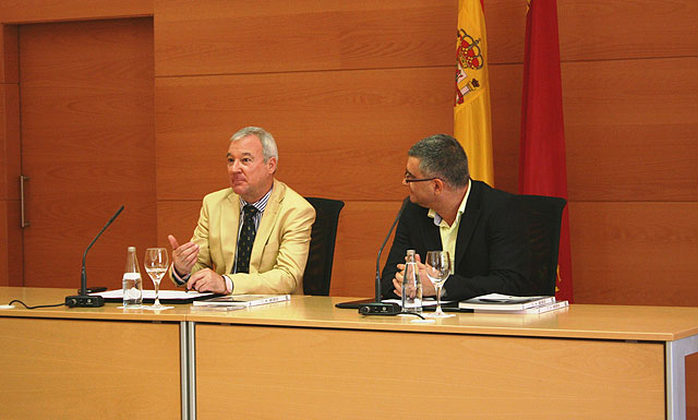 Valcárcel resalta el compromiso con la sociedad de los periodistas durante la presentación del Anuario de la Asociación de la Prensa - 1, Foto 1