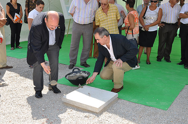 González Tovar y Diego Cervantes ponen la primera piedra del nuevo Edificio Municipal de Usos Múltiples de Mula - 1, Foto 1