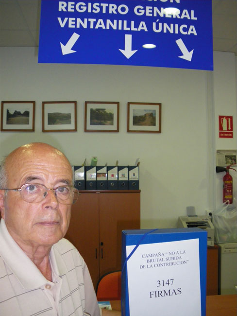 El vecino Juan de la Cruz Molina (representante como ciudadano de las firmas) presenta las firmas en el registro del Ayuntamiento de Las Torres de Cotillas, Foto 1