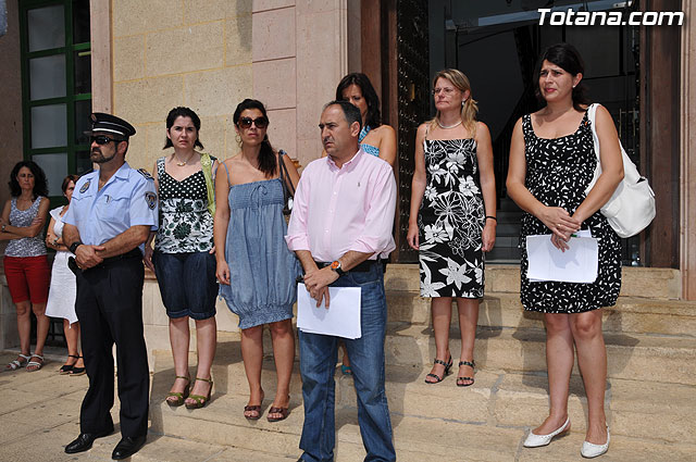 Concentracin silenciosa en la puerta del Consistorio como repulsa al atentado de la banda terrorista ETA en Mallorca - 3