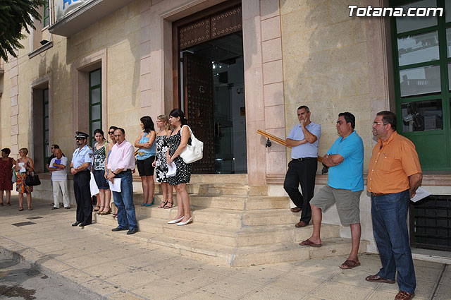 Concentracin silenciosa en la puerta del Consistorio como repulsa al atentado de la banda terrorista ETA en Mallorca - 5